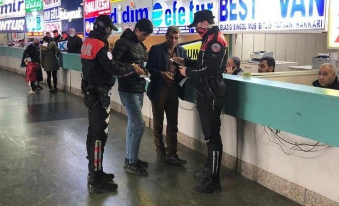 İ̇zmir Otogarı’nda Asayiş Denetimi: 3 Aranan Şüpheli Yakalandı