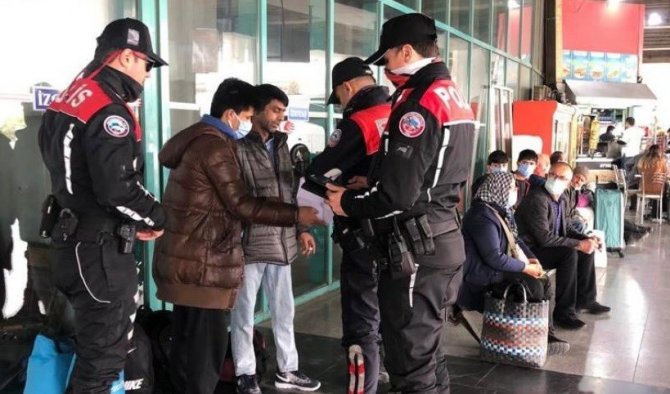 İ̇zmir Otogarı’nda Asayiş Denetimi: 3 Aranan Şüpheli Yakalandı