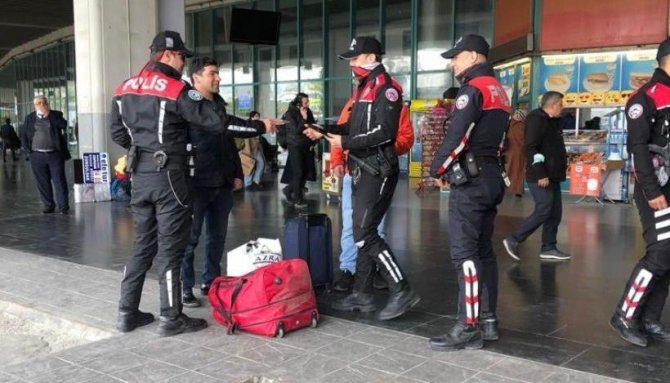 İ̇zmir Otogarı’nda Asayiş Denetimi: 3 Aranan Şüpheli Yakalandı