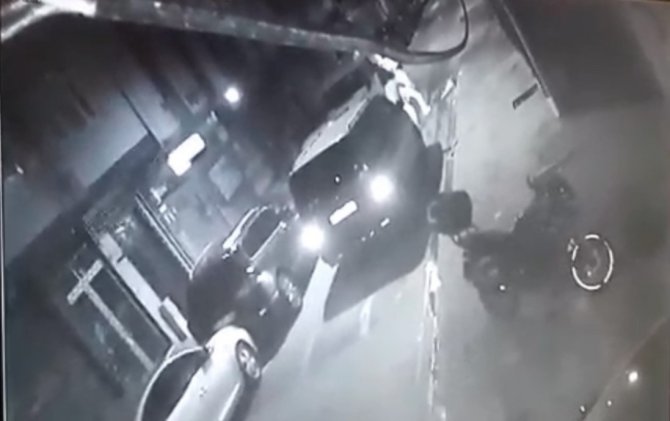 İ̇stanbul’da Tekme Ve Yumruklu Kavga Kamerada: Önce Darp Etti Sonra Montunu Çaldı