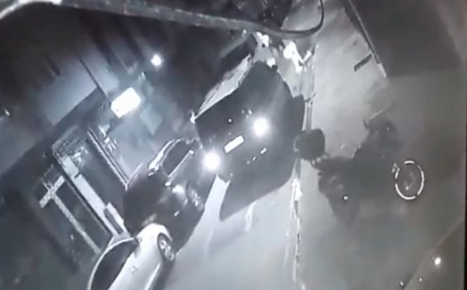 İ̇stanbul’da Tekme Ve Yumruklu Kavga Kamerada: Önce Darp Etti Sonra Montunu Çaldı