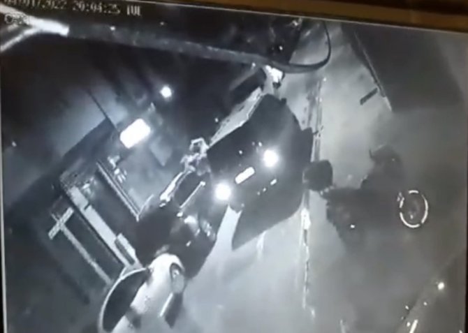 İ̇stanbul’da Tekme Ve Yumruklu Kavga Kamerada: Önce Darp Etti Sonra Montunu Çaldı