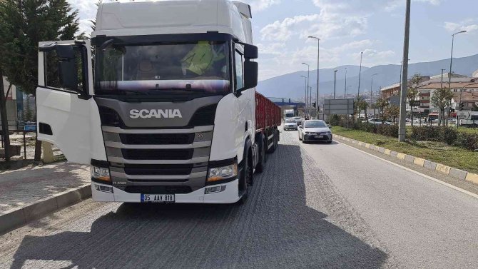 Genç Kız Tırın Altında Kalmakta Son Anda Kurtuldu
