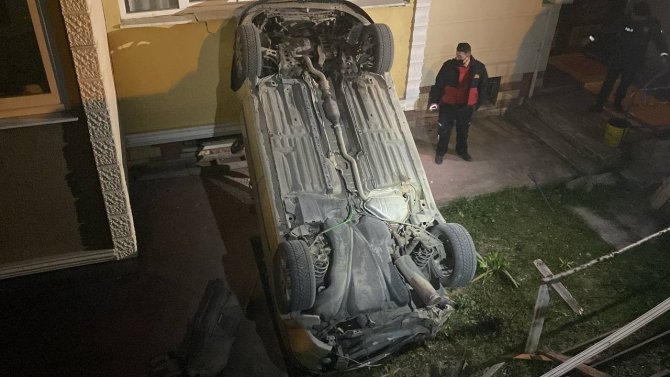 Freni Boşalan Otomobil Apartmanın Bahçesine Düştü