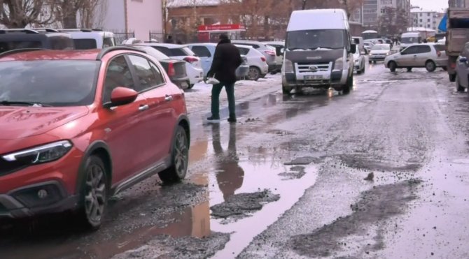 Kars’ta Yollar Köstebek Yuvasına Döndü