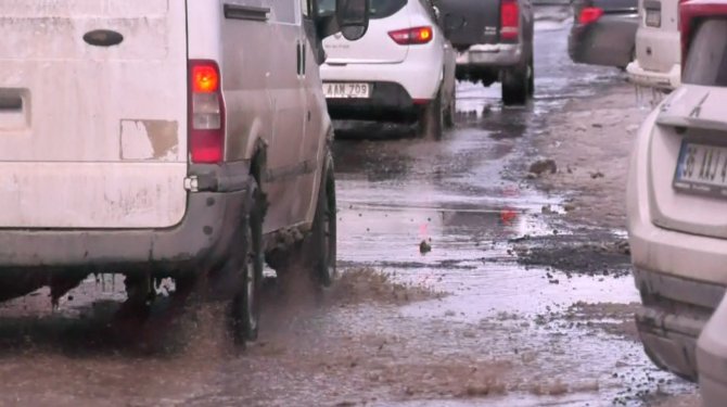 Kars’ta Yollar Köstebek Yuvasına Döndü
