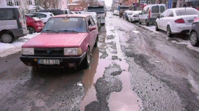 Kars’ta Yollar Köstebek Yuvasına Döndü
