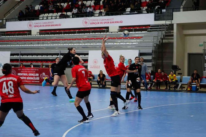 Türkiye Kadınlar Hentbol Süper Ligi: Kastamonu Belediyespor: 36 - İ̇zmir Büyükşehir Belediyespor: 32
