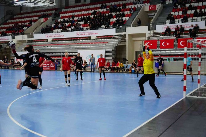Türkiye Kadınlar Hentbol Süper Ligi: Kastamonu Belediyespor: 36 - İ̇zmir Büyükşehir Belediyespor: 32