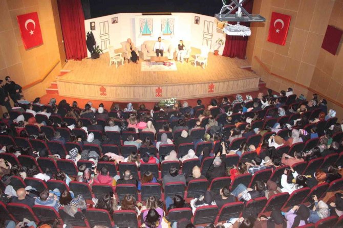 Kilis’te “Darısı Başımıza” İsimli Tiyatro Oyunu Sergilendi