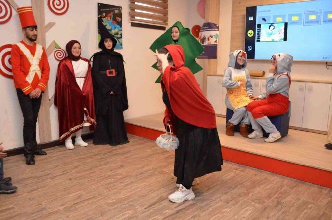 “Kim Korkar Kırmızı Başlıklı Kızdan” Adlı Çocuk Oyununu Sahneledi