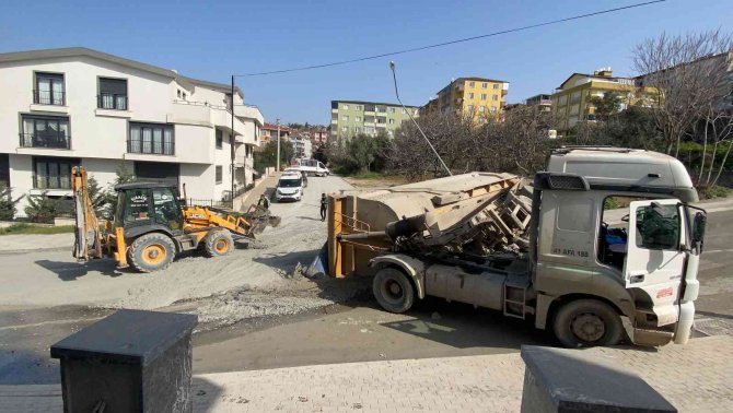 Tırın Kasası Devrildi, Tüm Harç Yola Saçıldı