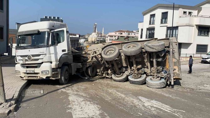 Tırın Kasası Devrildi, Tüm Harç Yola Saçıldı