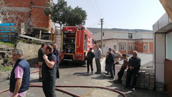 Çatı Katında Çıkan Yangın Sebebiyle Panik Olan 2 Kadın Fenalaştı
