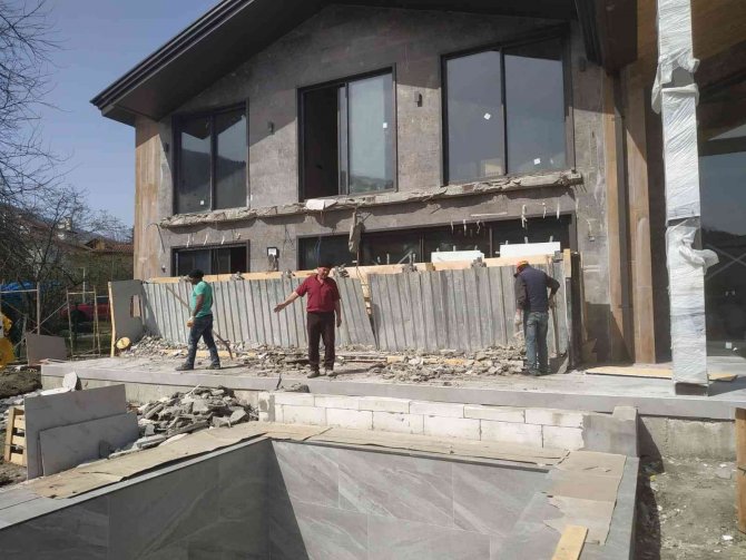 İ̇nşaat Halindeki Evin Balkonu Çöktü: 4 İşçi Yaralandı
