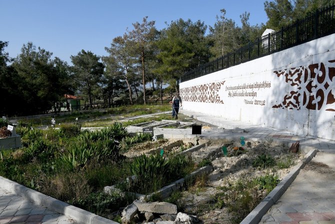 Kuşadası’ndaki Mezarlıklarda Bakım Ve Onarım Çalışması Yapılıyor