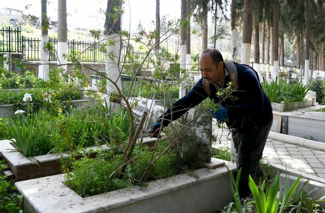 Kuşadası’ndaki Mezarlıklarda Bakım Ve Onarım Çalışması Yapılıyor
