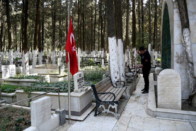 Kuşadası’ndaki Mezarlıklarda Bakım Ve Onarım Çalışması Yapılıyor