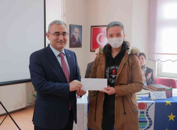 En Çok Kitap Okuyan Öğrenciler Ödüllendirildi