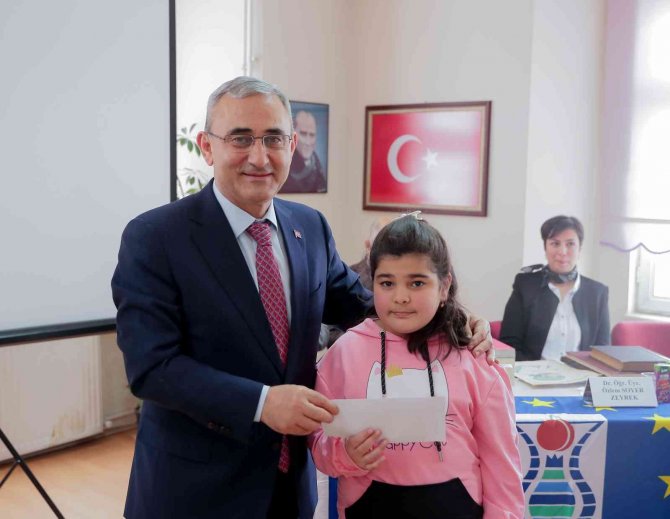 En Çok Kitap Okuyan Öğrenciler Ödüllendirildi