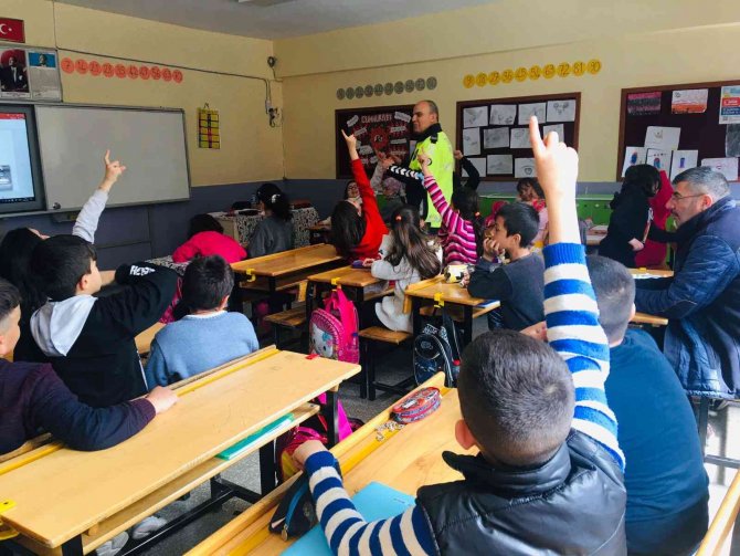 Kütahya Polisinden Öğrencilere Temel Trafik Eğitimi