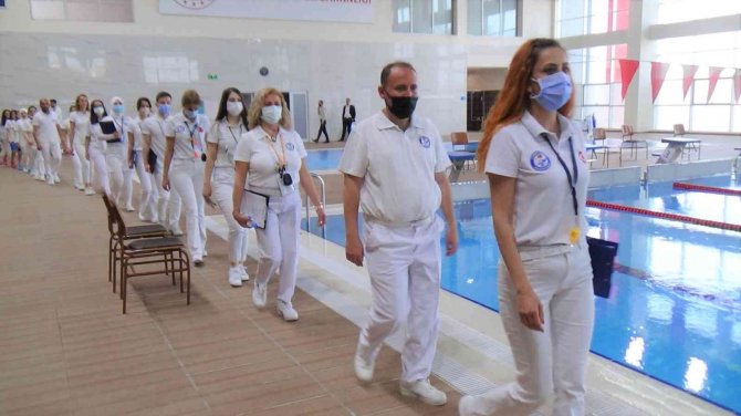 Kütahya’da Okul Sporları Küçükler Yüzme Yarışması