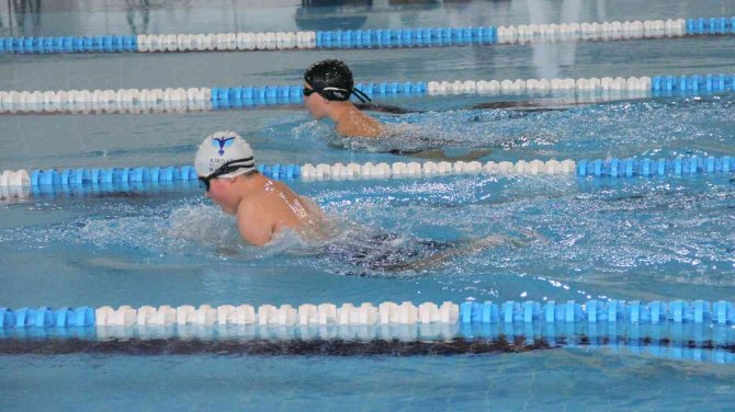 Kütahya’da Okul Sporları Küçükler Yüzme Yarışması