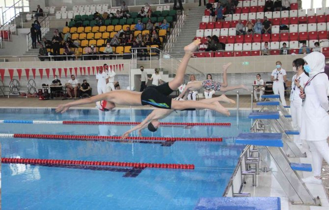 Kütahya’da Okul Sporları Küçükler Yüzme Yarışması