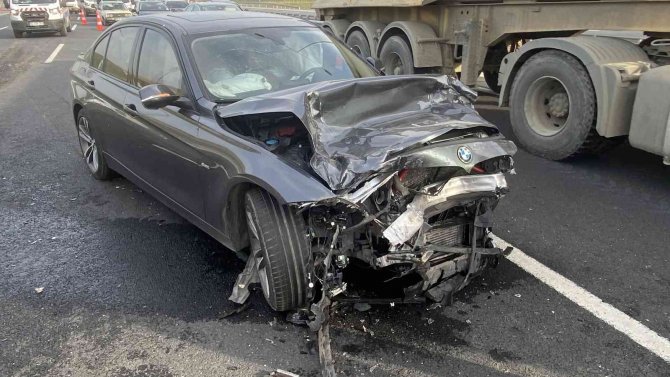 Lüks Otomobilin Çarptığı Araç Hurdaya Döndü: 2 Yaralı