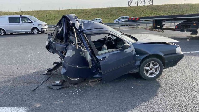 Lüks Otomobilin Çarptığı Araç Hurdaya Döndü: 2 Yaralı