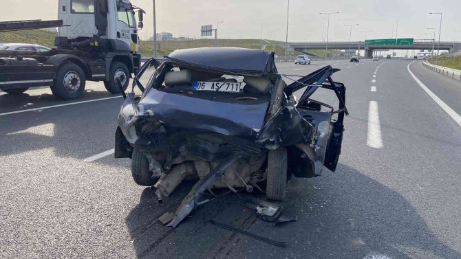 Lüks Otomobilin Çarptığı Araç Hurdaya Döndü: 2 Yaralı