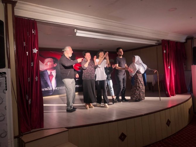 ‘Uçurum’ Adlı Tiyatro Oyunu, Öğrencilerin Beğenisini Kazandı