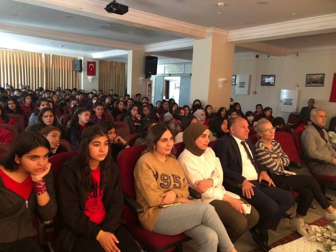 ‘Uçurum’ Adlı Tiyatro Oyunu, Öğrencilerin Beğenisini Kazandı