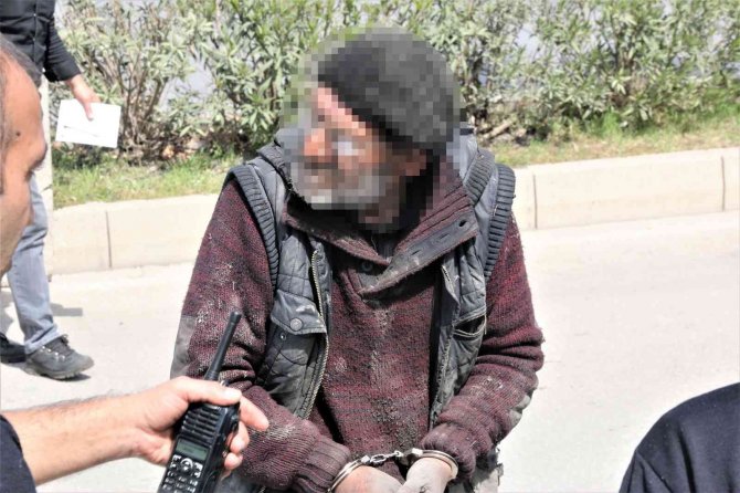 Üzeri Çamurlu Halde Kanalizasyondan Çıkartılan Hırsızlık Şüphelisi: “Yüzmek İçin Girmiştim”