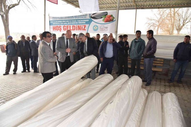Manisa Büyükşehir Belediyesinden Çilek Üreticilerine Destek