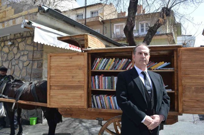 ’Atlı Kütüphane’ İle Kitap Okumaya Dikkat Çektiler