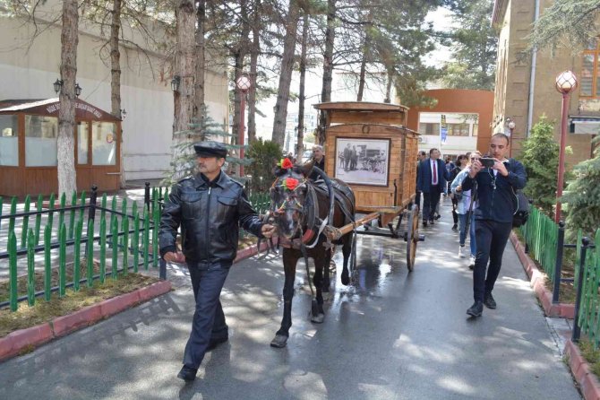 ’Atlı Kütüphane’ İle Kitap Okumaya Dikkat Çektiler