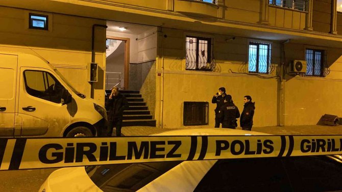 30.03.2022 Tarihinde Saat 03:14’te Servis Edilen "Bağcılar’da Dehşet: Sokak Ortasında Komşusunu Öldüren Şahıs, Evinde Eşini De Öldürdükten Sonra İntihar Etti" Haberinde Yer Alan Bazı Fotoğraflar, Sehven Yanlış Servis Edilmiş
