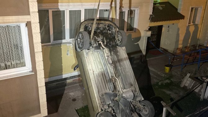 Freni Boşalan Otomobil Apartmanın Bahçesine Düştü