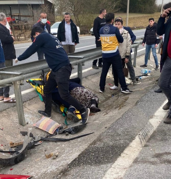 Kontrolden Çıkan Otomobil Bariyerlere Çarptı: 2 Yaralı