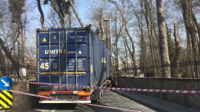 Sarıyer’de Dar Yolda Manevra Yapmaya Çalışan Tır Ağaca Çarptı