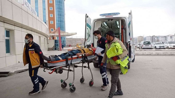 Güneş Enerjisi Paneli Onaran 3 İşçi Çatıdan Düştü