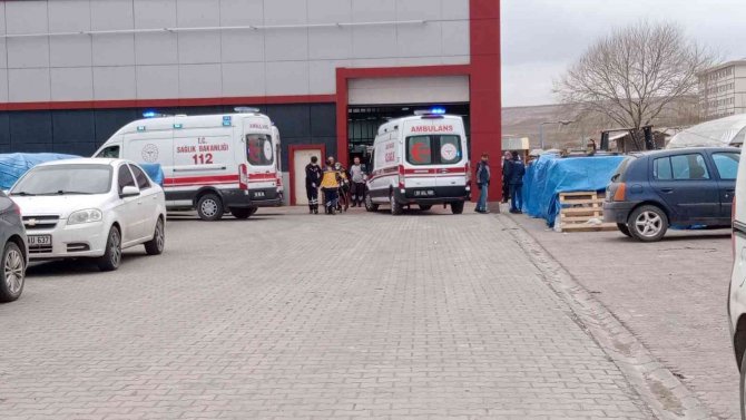 Güneş Enerjisi Paneli Onaran 3 İşçi Çatıdan Düştü