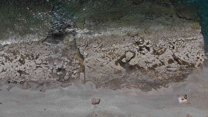 Deniz Suyu Çekildi Alanya Sahillerinde Su Altında Olan Kayalıklar Gün Yüzüne Çıktı