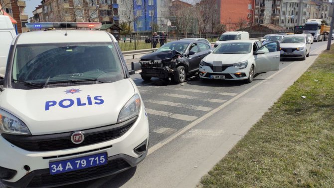 Sultangazi’de Zincirleme Trafik Kazası: 1 Kişi Yaralandı