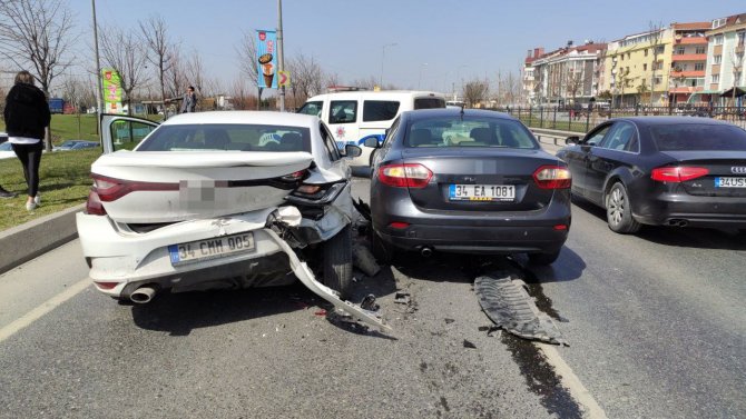 Sultangazi’de Zincirleme Trafik Kazası: 1 Kişi Yaralandı