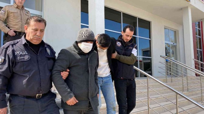 Polis Altınları Elektrikli Süpürgeyle Toplamıştı, 2 Kişi Serbest Bırakıldı
