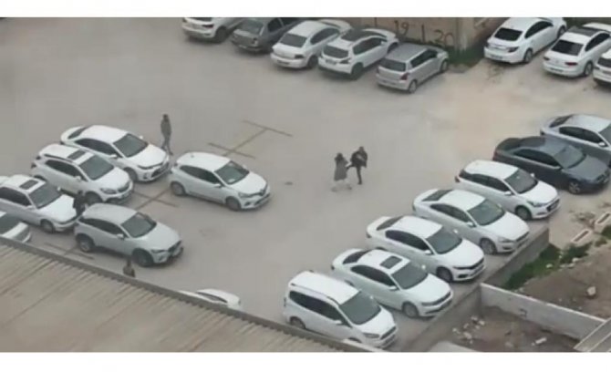 Kadını Tekme Ve Yumrukla Dövdü