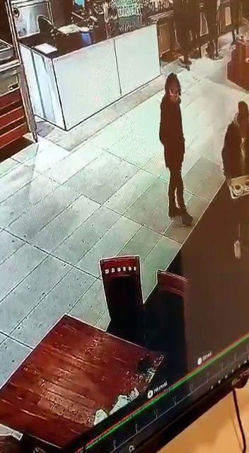 Masanın Üzerinde Unutulan Cüzdanın Çalınma Anı Kamerada