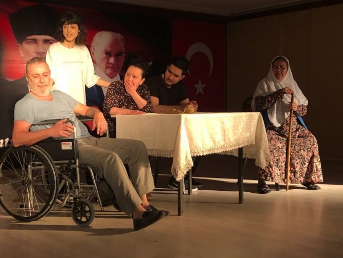 ‘Uçurum’ Adlı Tiyatro Oyunu, Öğrencilerin Beğenisini Kazandı